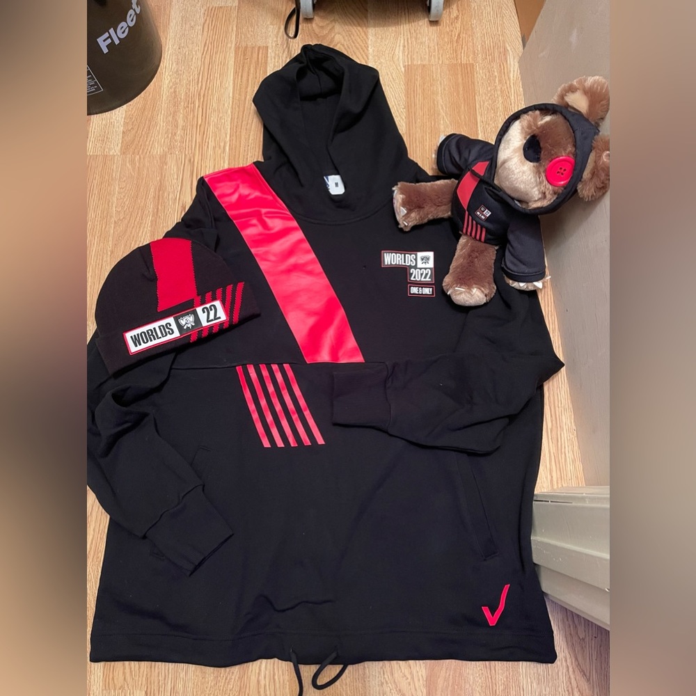 Verizon exclusive League of Legends hooded sweatshirt, beanie and teddy bear set